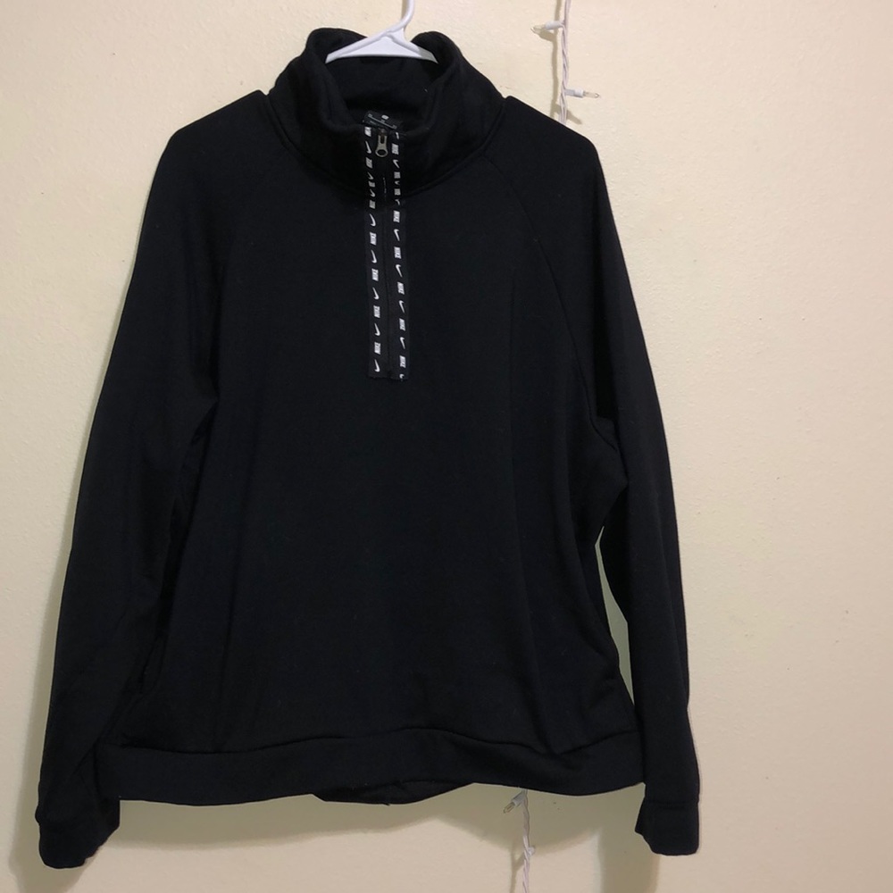 🖤🤍Brand new nike half zip🖤🤍
